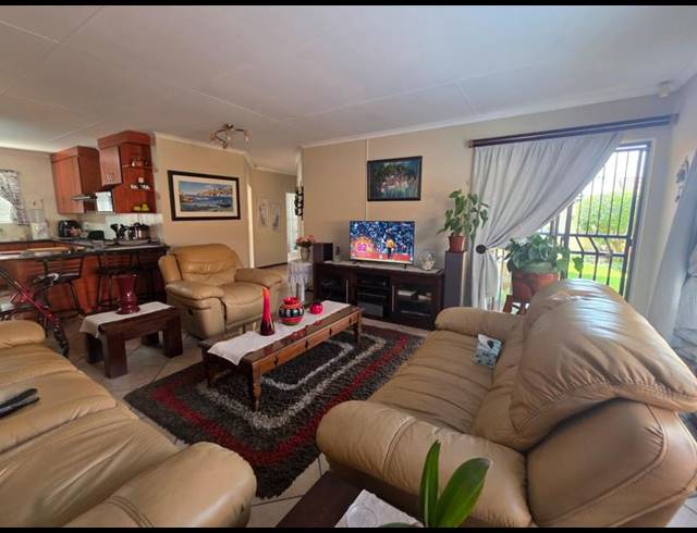 3 BEDROOM TOWNHOUSE FOR SALE IN EIKE PARK